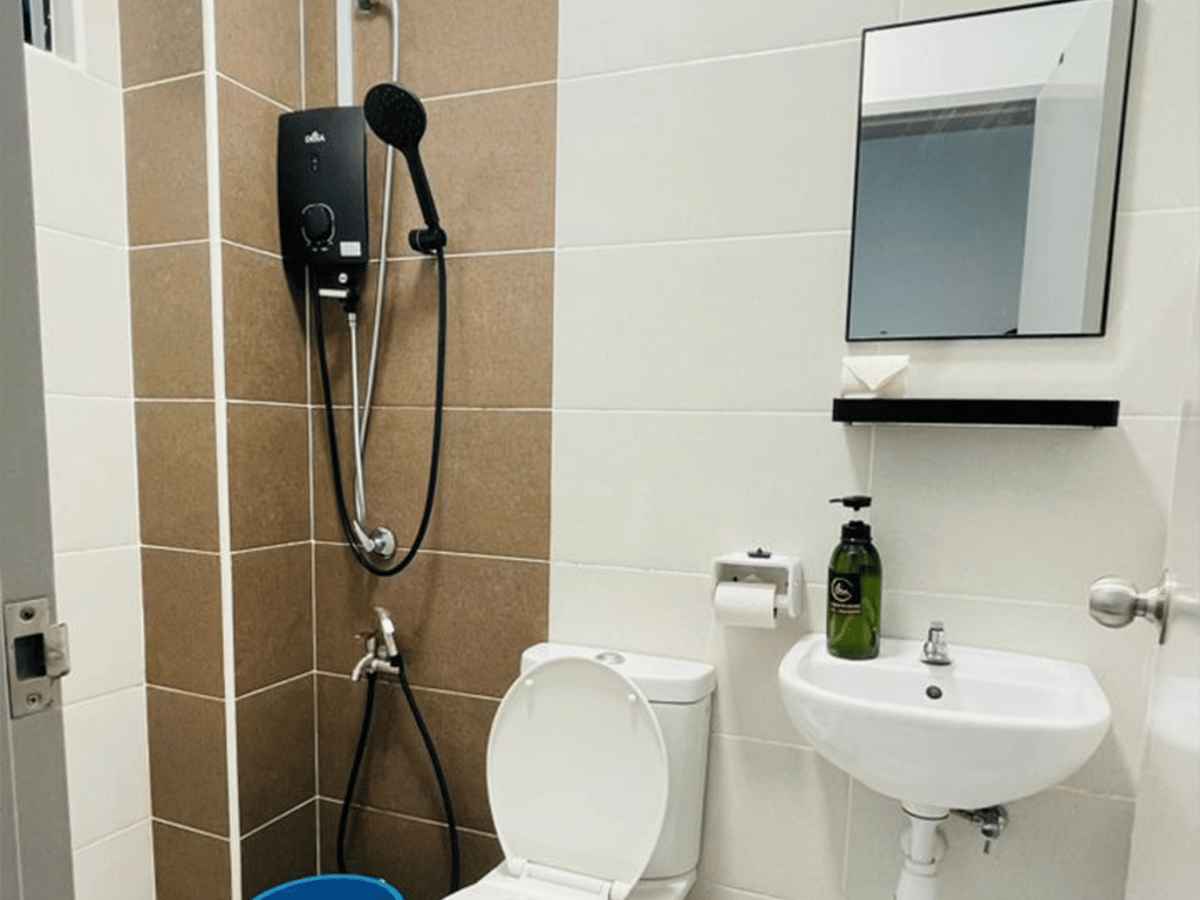 Toilet at A23 Hello Baby Dato Onn 11 Homestay In Bandar Dato Onn (15Pax) Netflix, photo 3