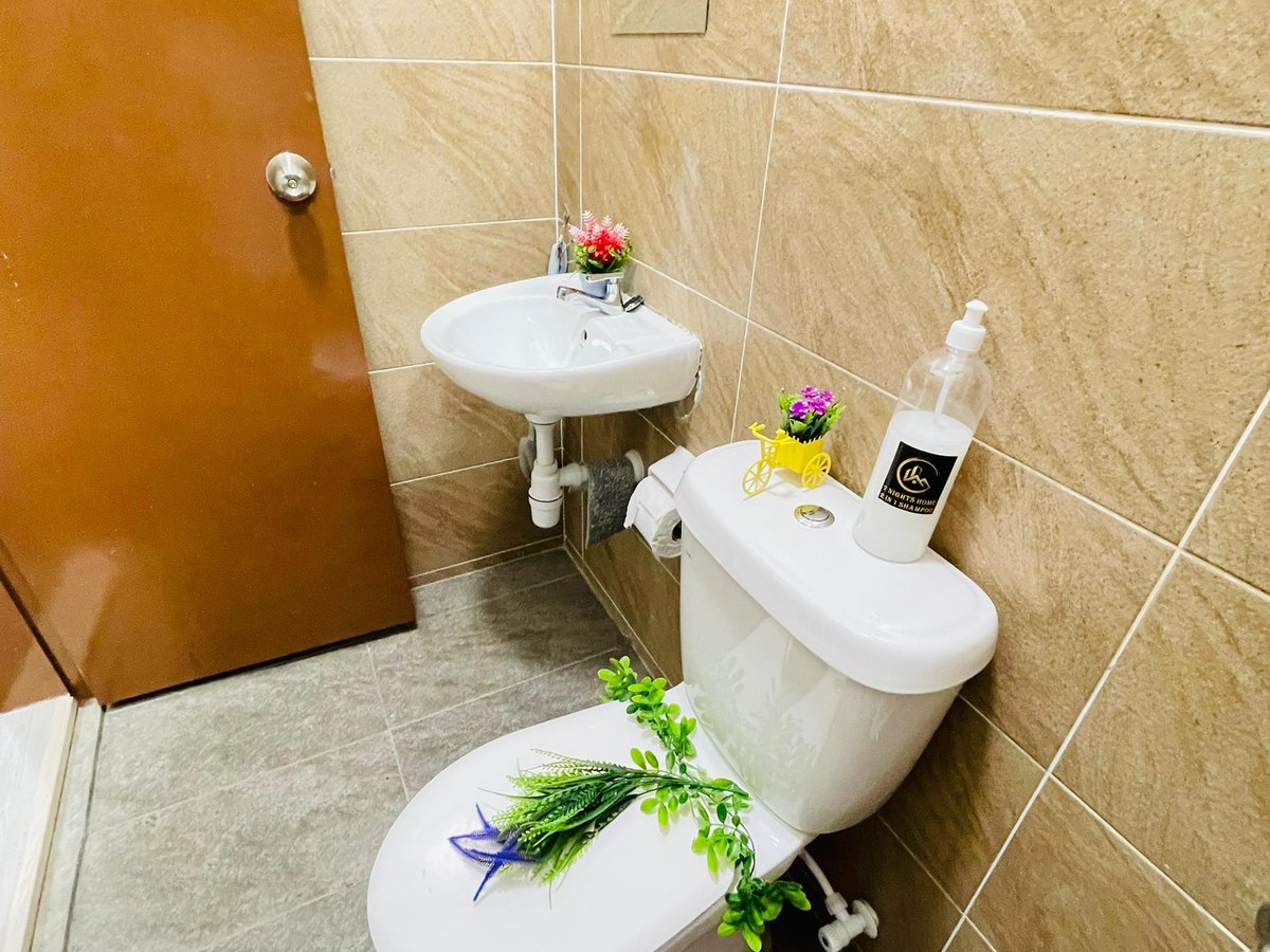 Toilet at A28 Hello Baby Dato Onn 28 Homestay In Bandar Dato Onn (15Pax) Netflix, photo 3