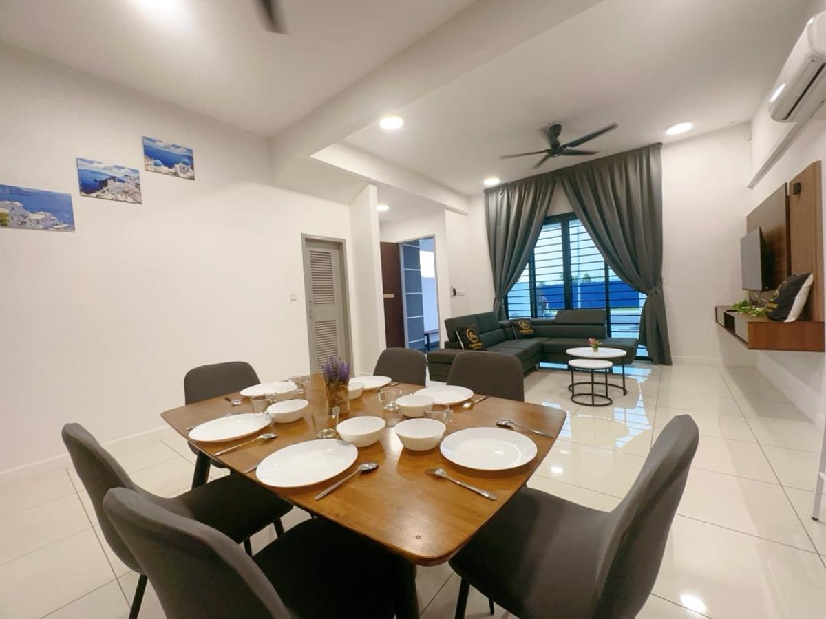 Dining area at A23 Hello Baby Dato Onn 11 Homestay In Bandar Dato Onn (15Pax) Netflix, photo 1