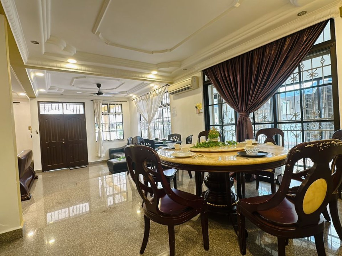 Dining area at C03 Golden Rinting Homestay In Taman Rinting, photo 2