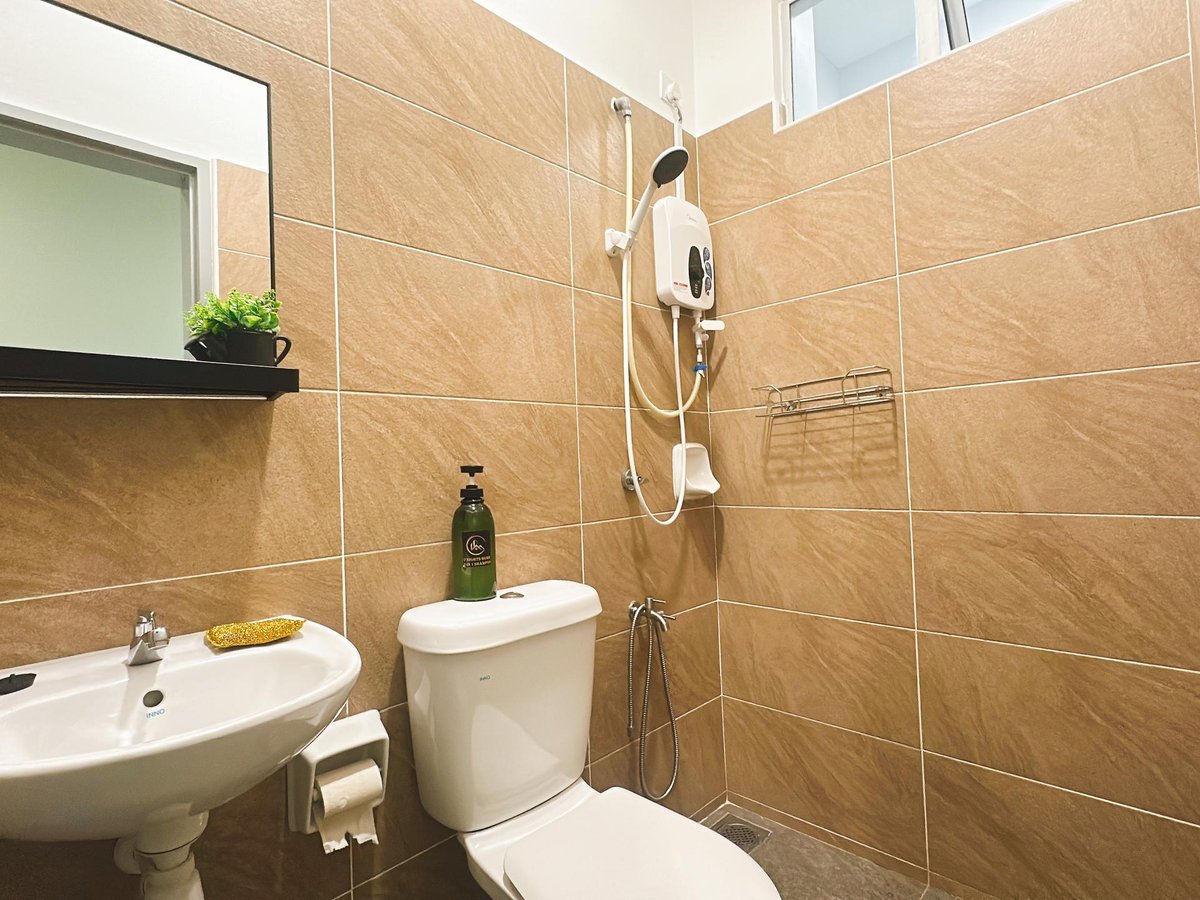 Toilet at A30 Green Dato Onn 3 Homestay In Bandar Dato Onn 6Pax, photo 2