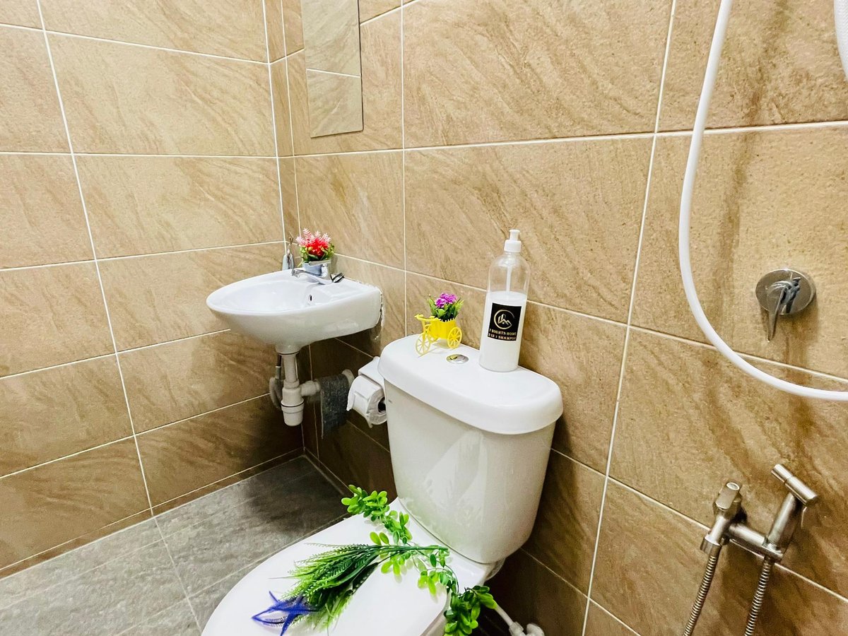 Toilet at A28 Hello Baby Dato Onn 28 Homestay In Bandar Dato Onn (15Pax) Netflix, photo 2