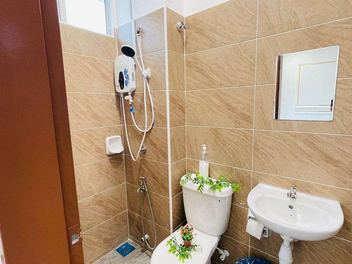 Toilet at A28 Hello Baby Dato Onn 28 Homestay In Bandar Dato Onn (15Pax) Netflix, photo 1