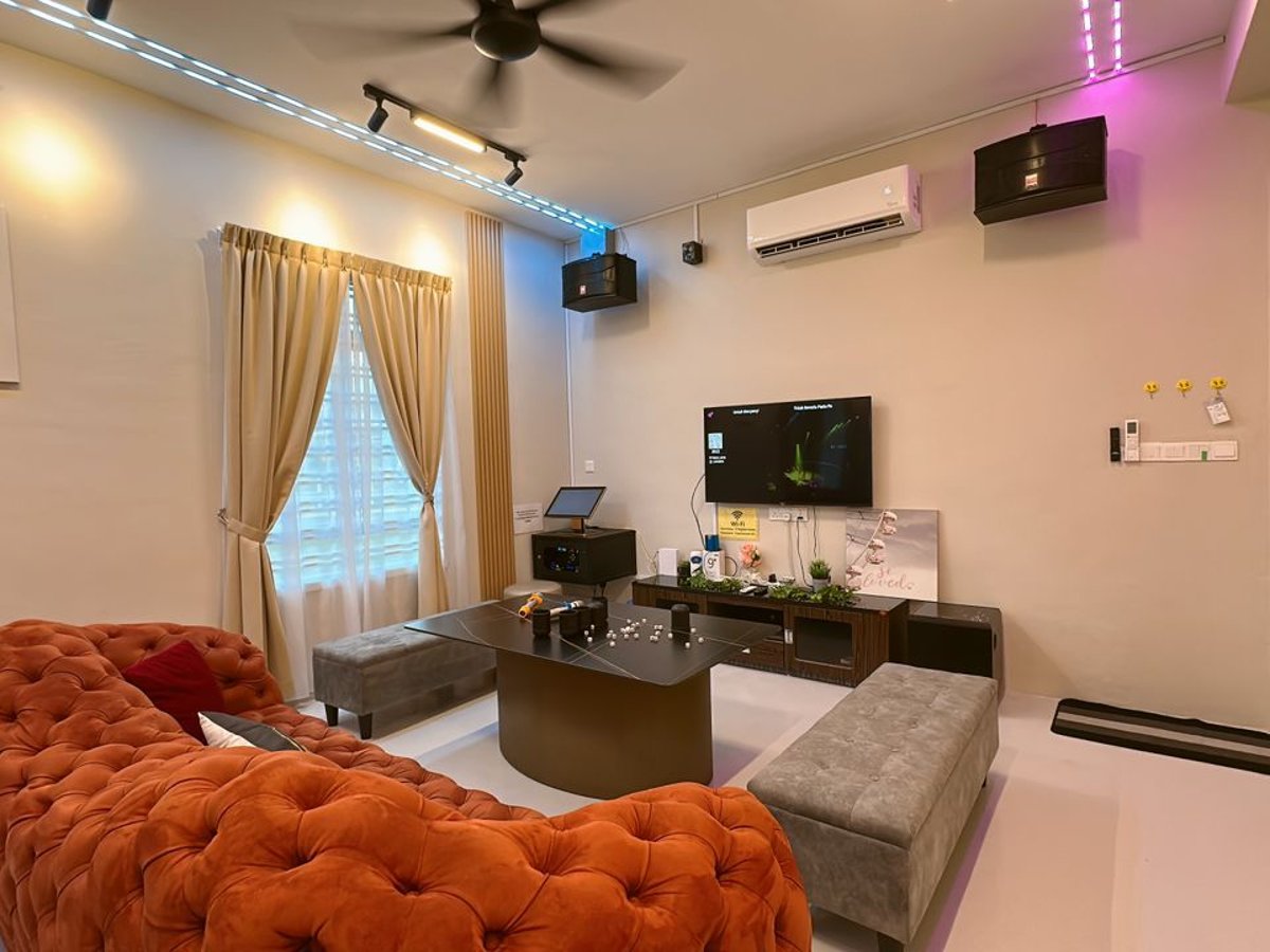 Living Room at A27 Royal Dato Onn Austin Homestay, photo 1