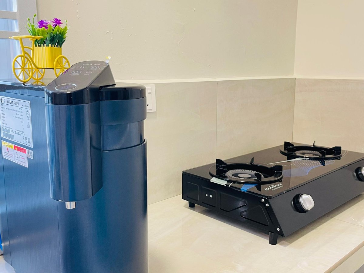 Kitchen at A28 Hello Baby Dato Onn 28 Homestay In Bandar Dato Onn (15Pax) Netflix, photo 2