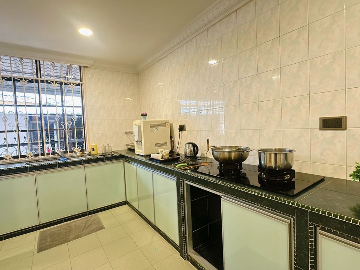 Kitchen at C03 Golden Rinting Homestay In Taman Rinting, photo 2