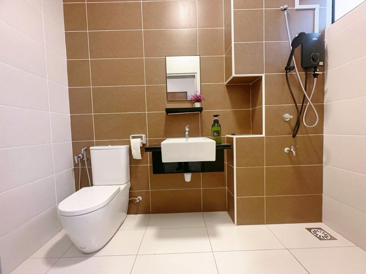 Toilet at A23 Hello Baby Dato Onn 11 Homestay In Bandar Dato Onn (15Pax) Netflix, photo 2
