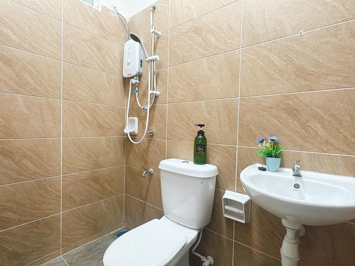 Toilet at A29 Ella Dato Onn 23 Homestay In Bandar Dato Onn, photo 1