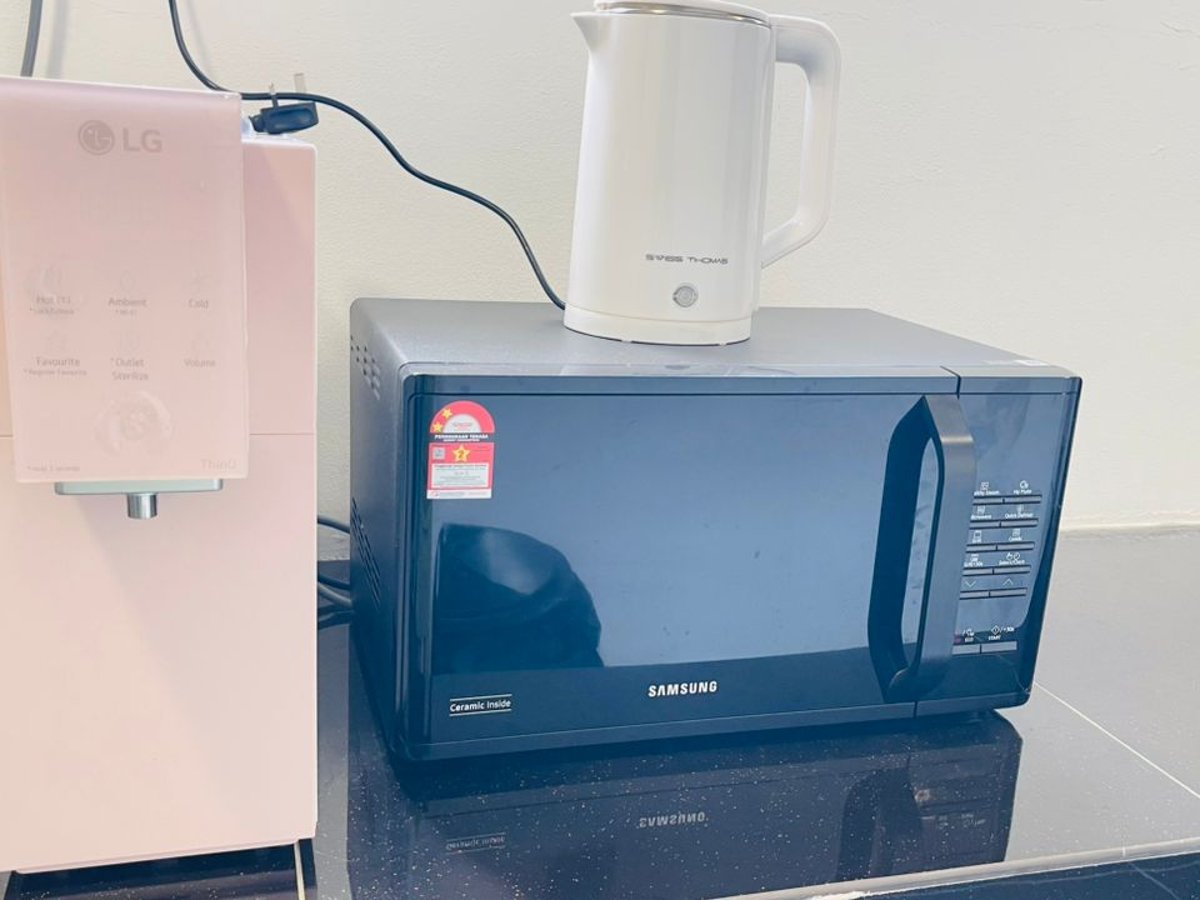 Kitchen at A23 Hello Baby Dato Onn 11 Homestay In Bandar Dato Onn (15Pax) Netflix, photo 4