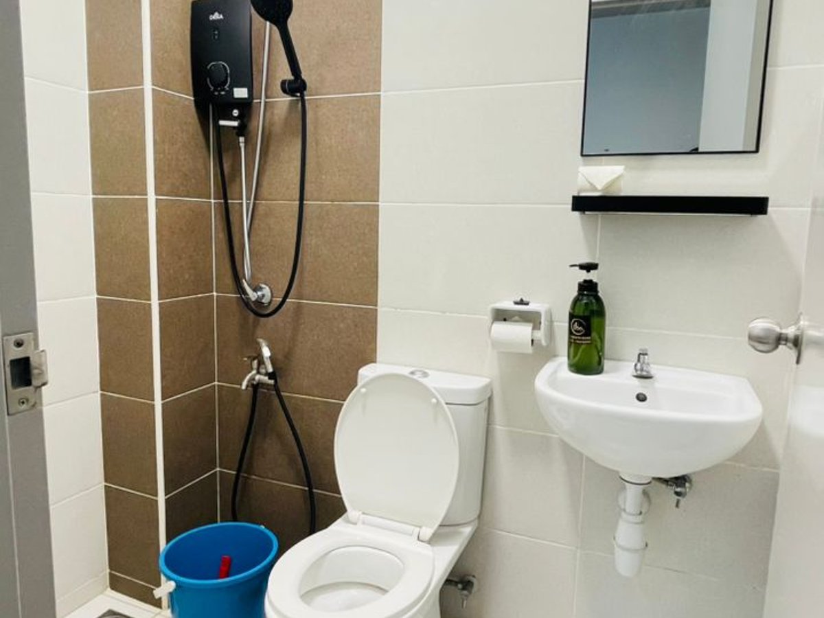 Toilet at A23 Hello Baby Dato Onn 11 Homestay In Bandar Dato Onn (15Pax) Netflix, photo 4