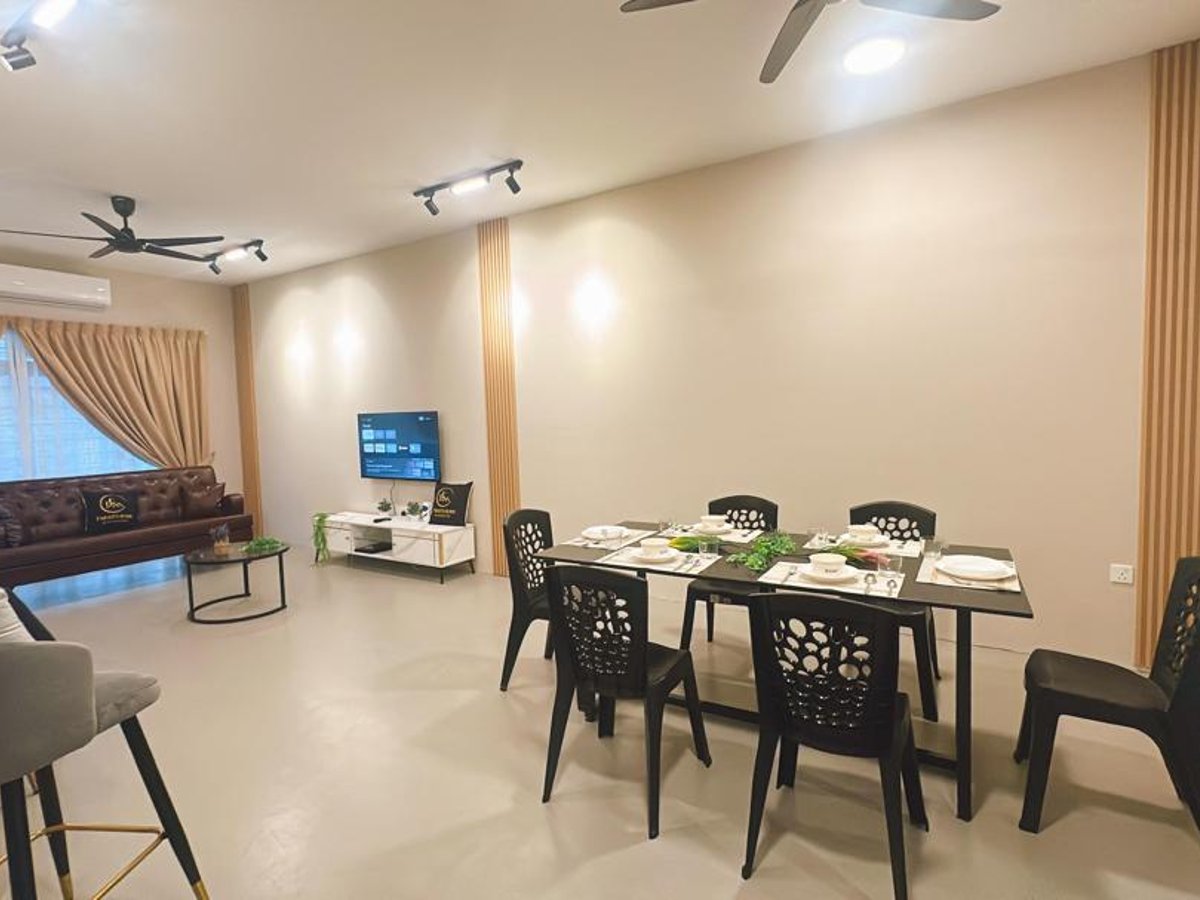 Dining area at A25 Ella Dato Onn 19 Homestay In Bandar Dato Onn, photo 1