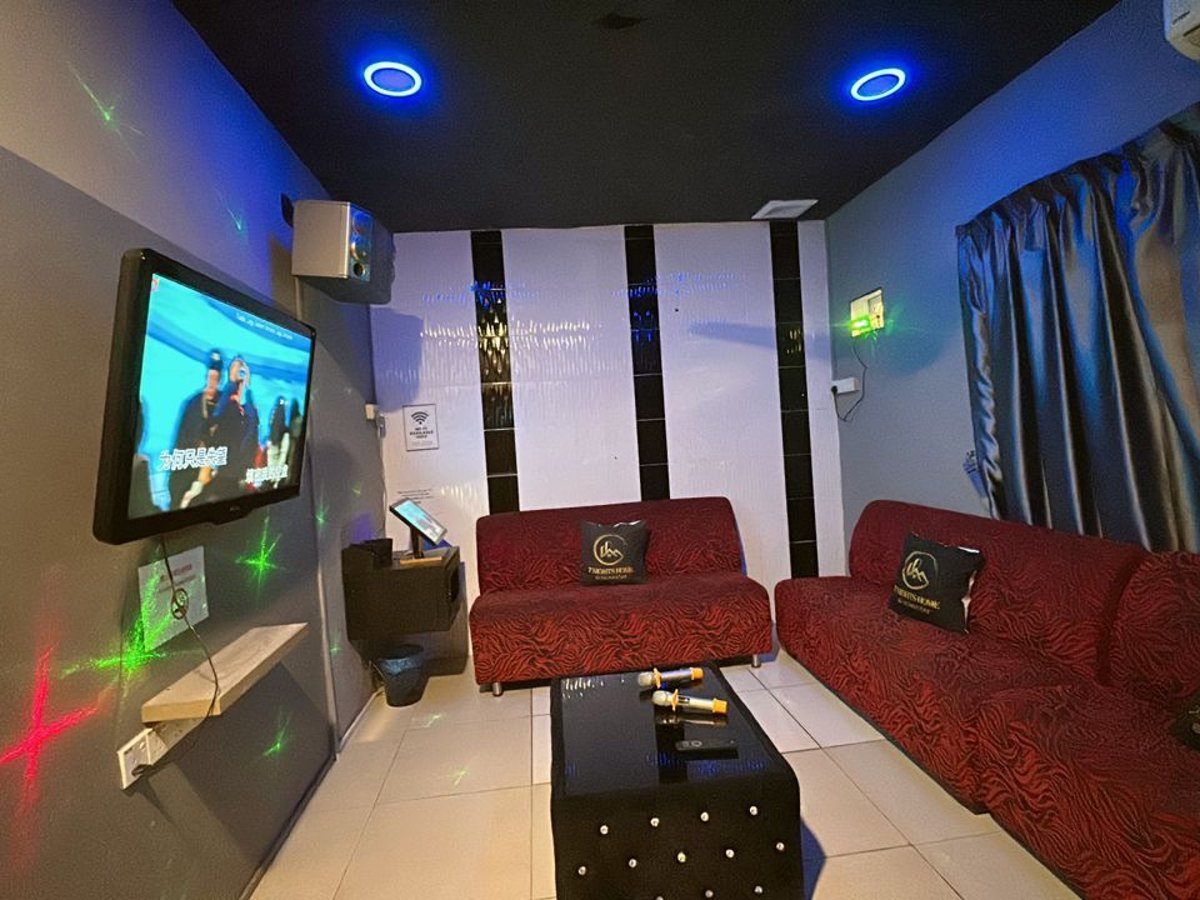 Karaoke Room at B02 Istimewa Pandan Bungalow Homestay Jb In Kg Pandan, photo 2