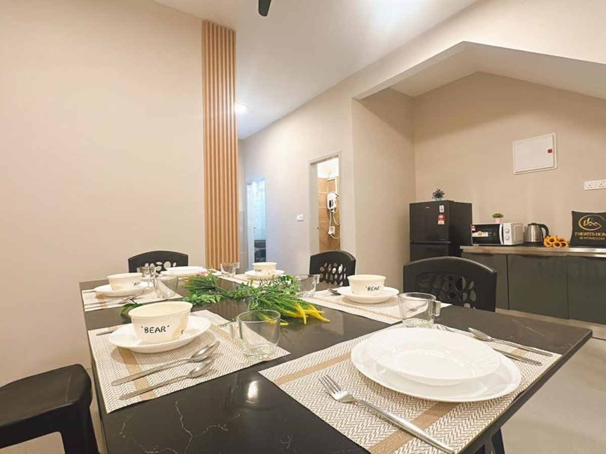 Dining area at A25 Ella Dato Onn 19 Homestay In Bandar Dato Onn, photo 2