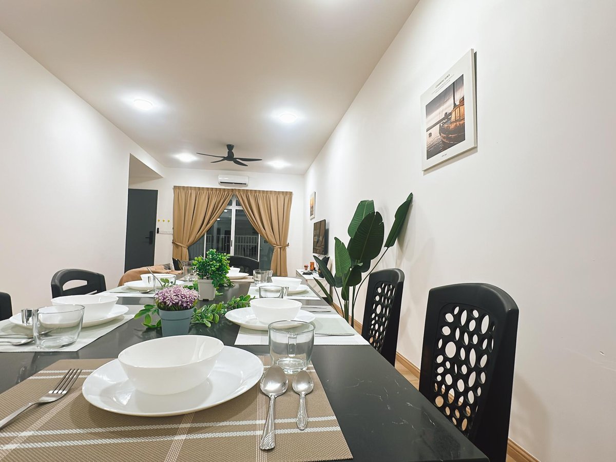 Dining area at A29 Ella Dato Onn 23 Homestay In Bandar Dato Onn, photo 3