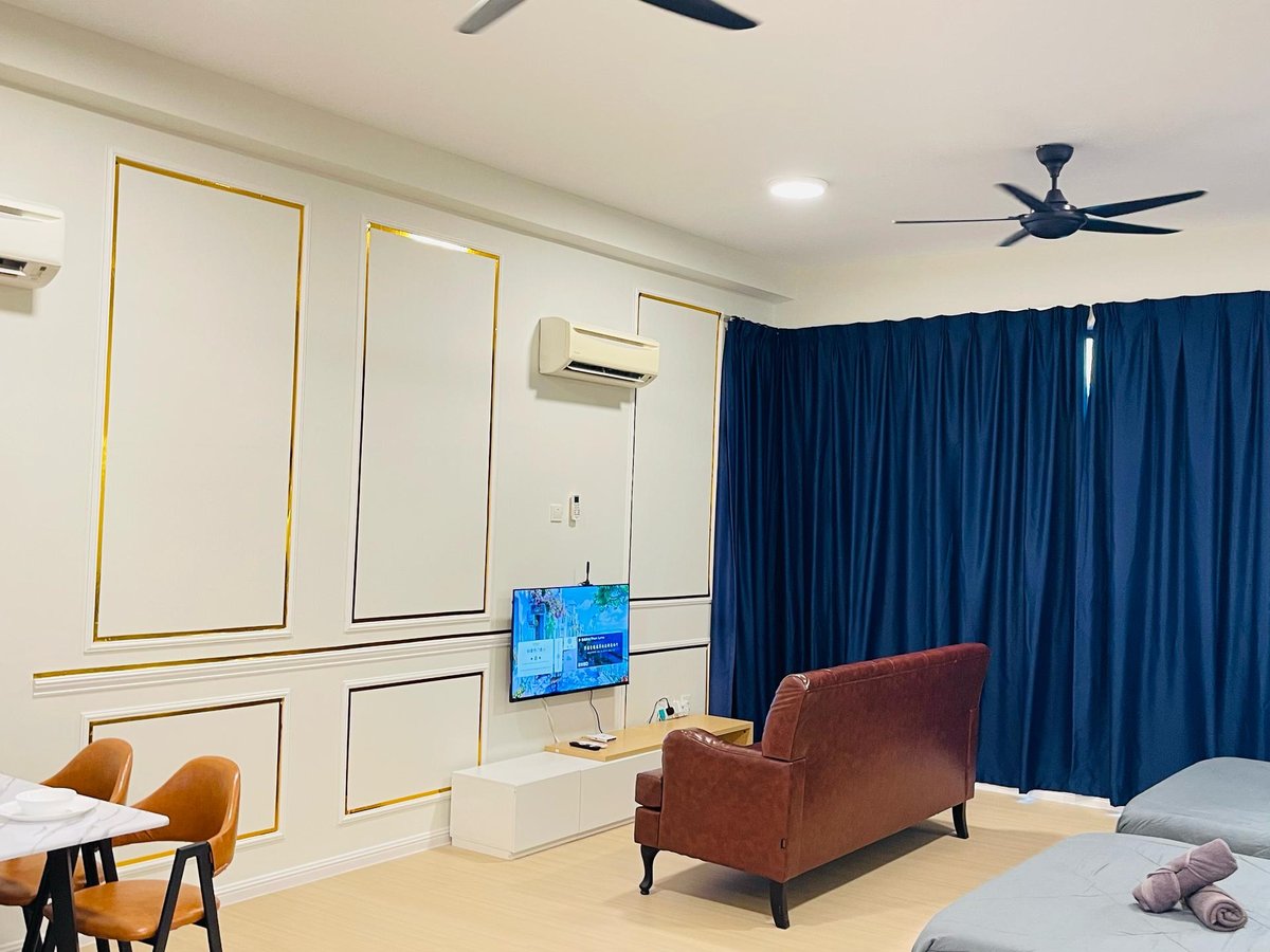 Living Room at A10 Sky View Homestay In Mount Austin (4Pax), photo 4