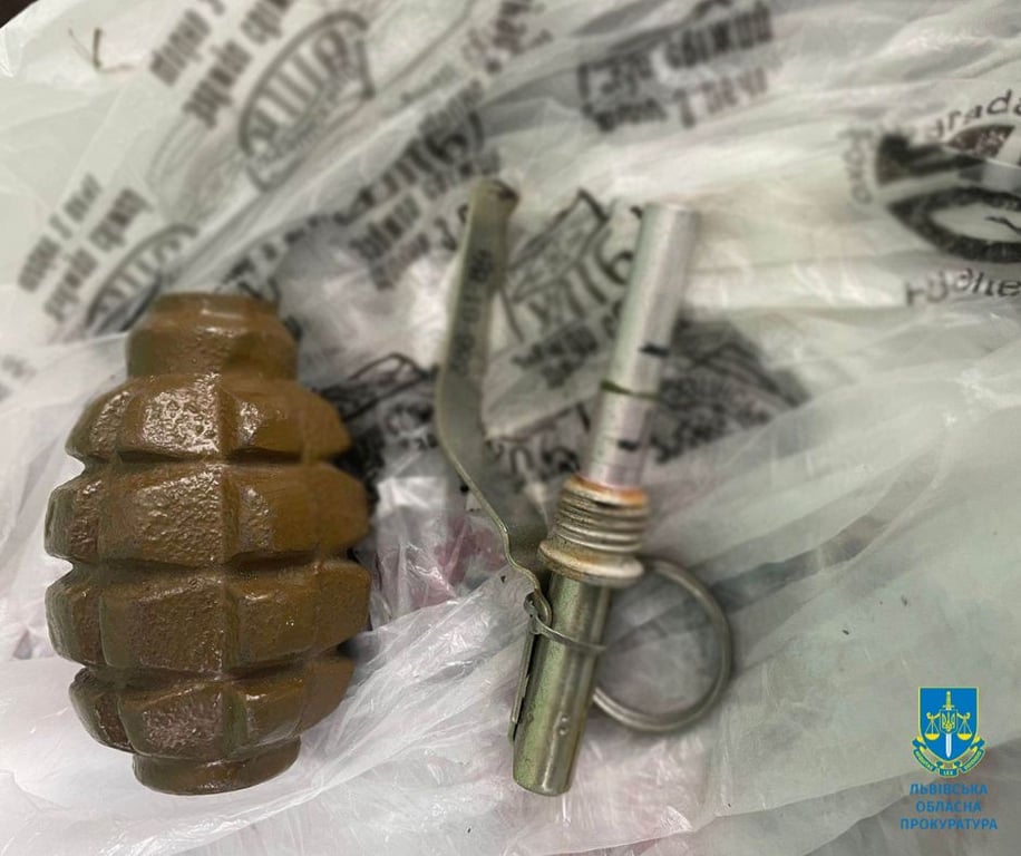 Ручна граната вилучена правоохоронцями. Фото: Львівська обласна прокуратура 