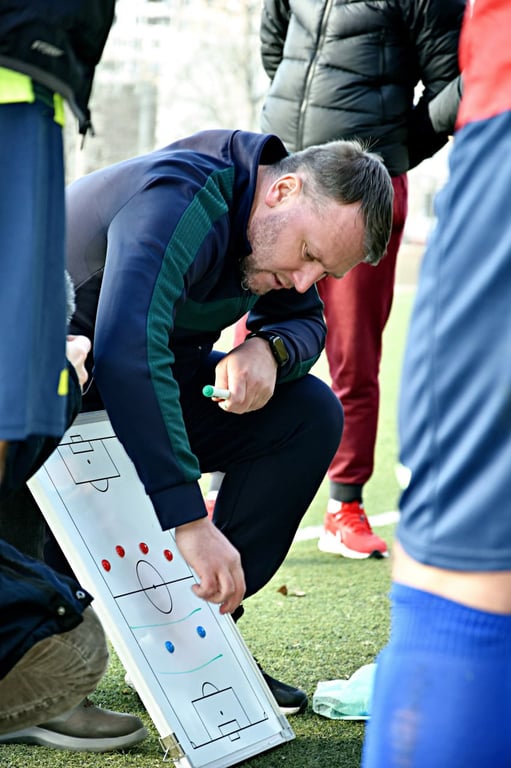 Новый главный тренер Илья Галюза дает указания в перерыве