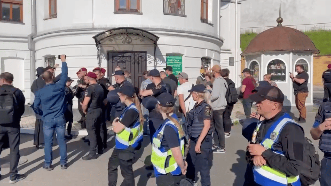 Возле Киево-Печерской Лавры снова неспокойно: на месте работает полиция