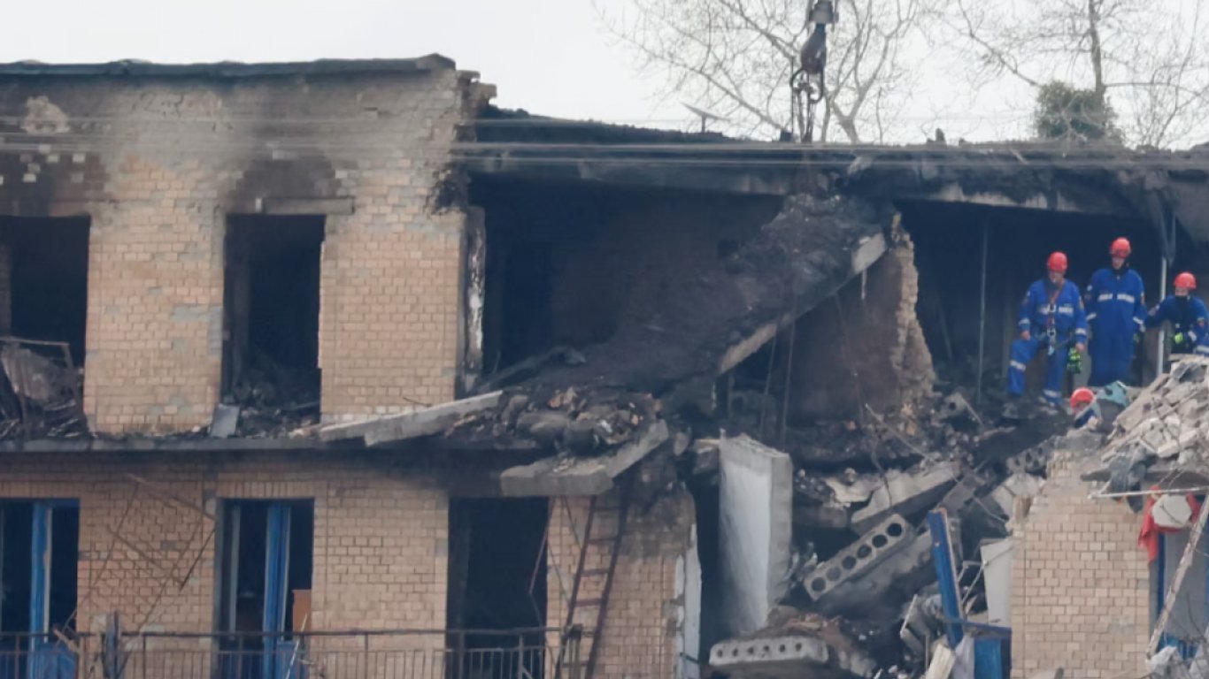 Обстрел общежития в Киевской области: количество погибших возросло