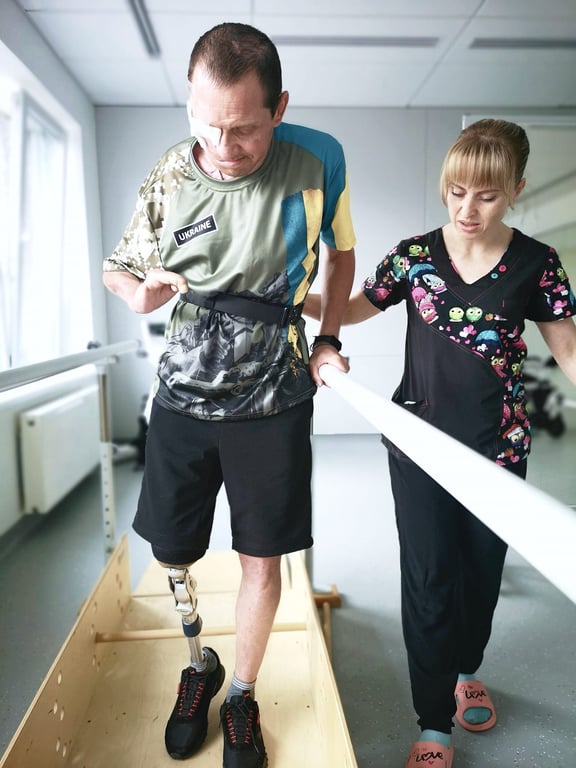 Военный Роман учится ходить на протезе. Фото: Первое ТМО