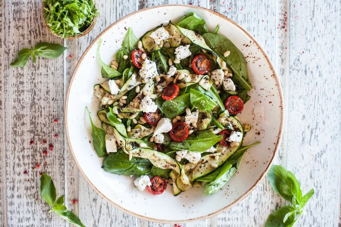 Салат с черемшей, томатами и фетой