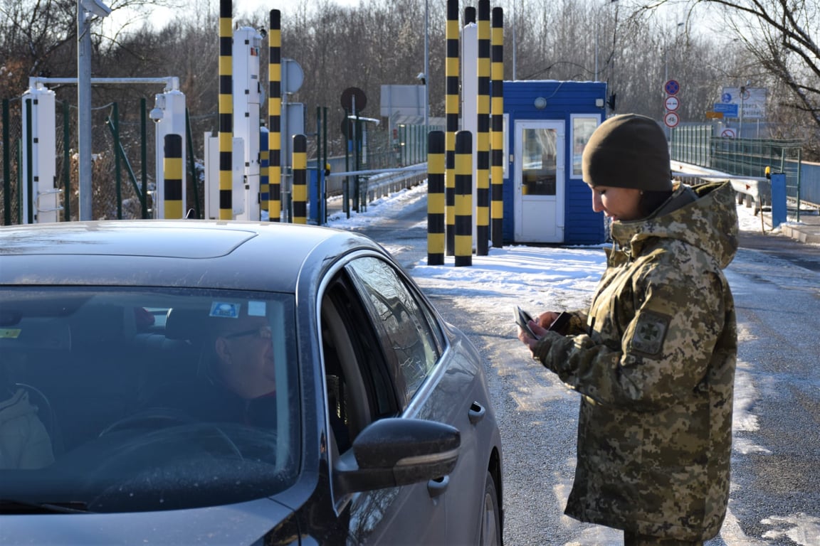 В яких випадках українські чиновники зможуть виїхати з України