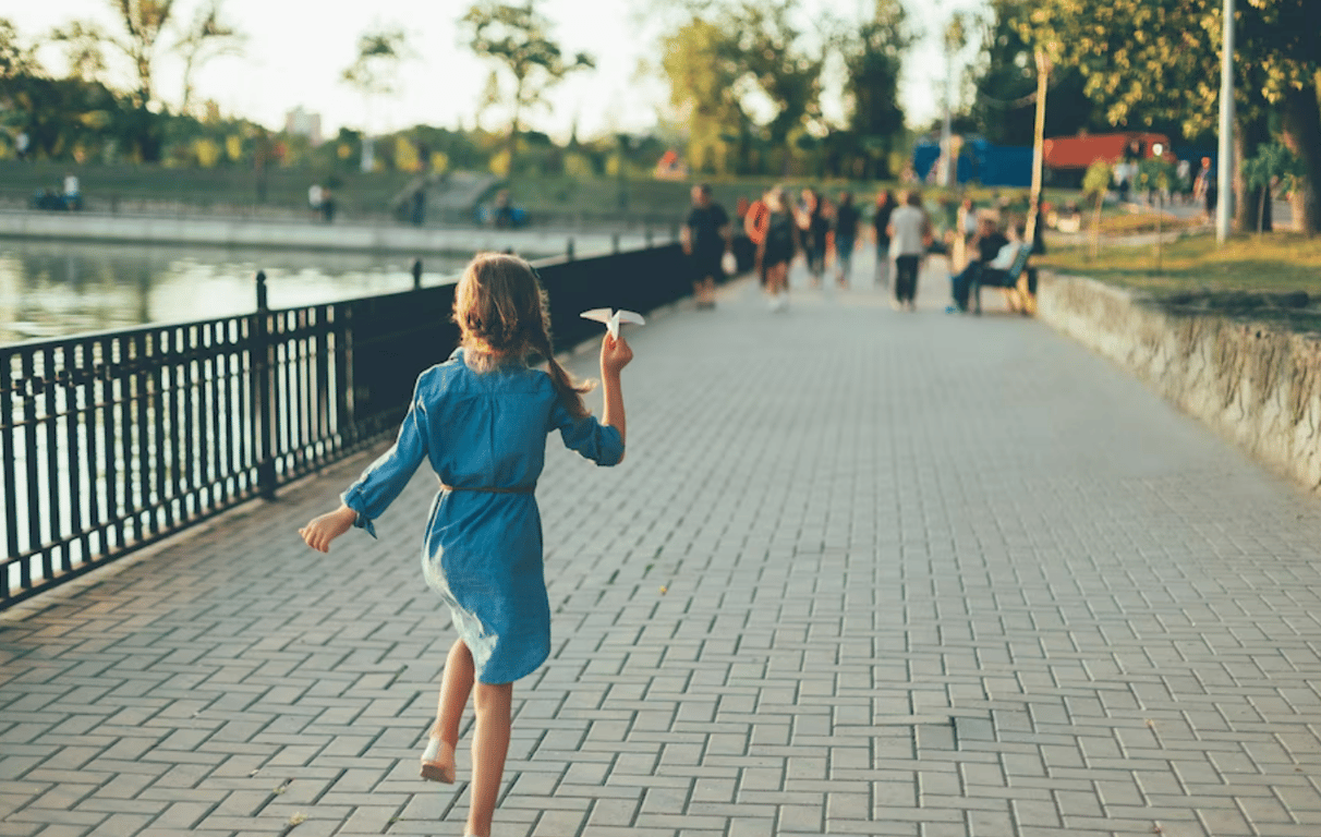 Маленькая девочка на улице