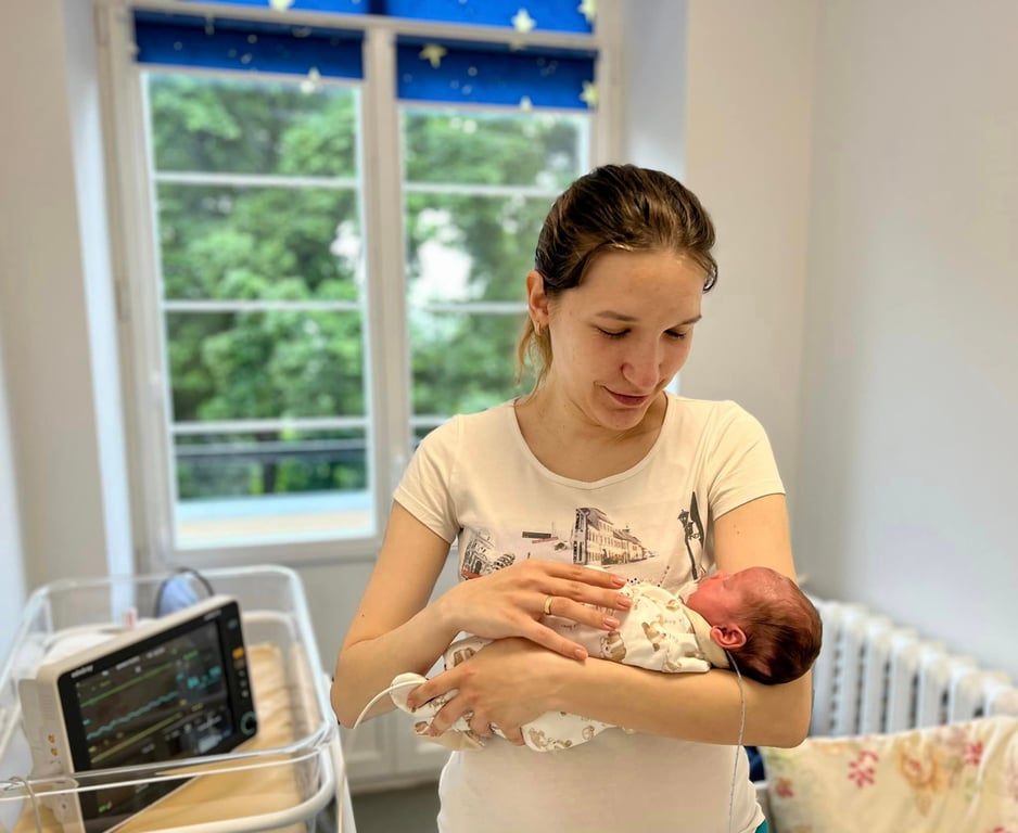 Мама з маленкьої Вікторією у лікарні. Фото: лікарні  "Охматдит"