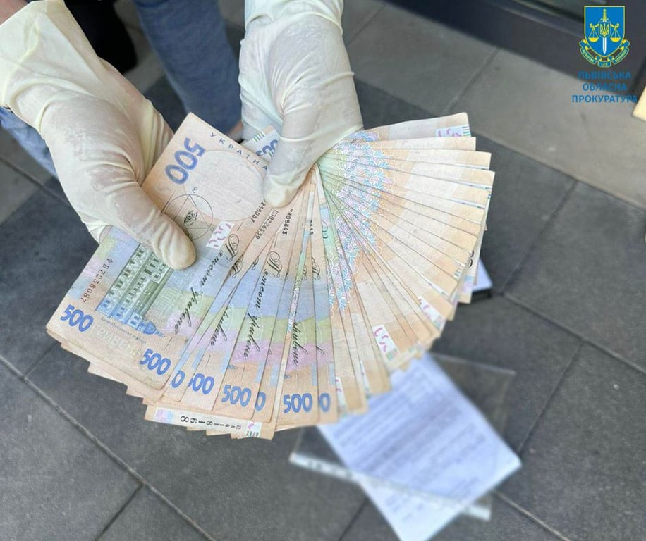 Вилучені гроші правоохоронцями. Фото: Львівська обласна прокуратура