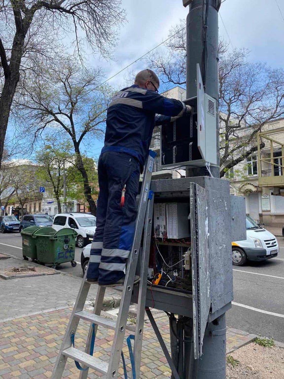 Встановлення блоку живлення на світлофорі. Фото: Одеська міська рада