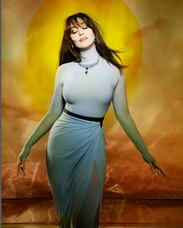 Гламурна діва: Моніка Белуччі у смарагдах прикрасила обкладинку глянцю - фото 2