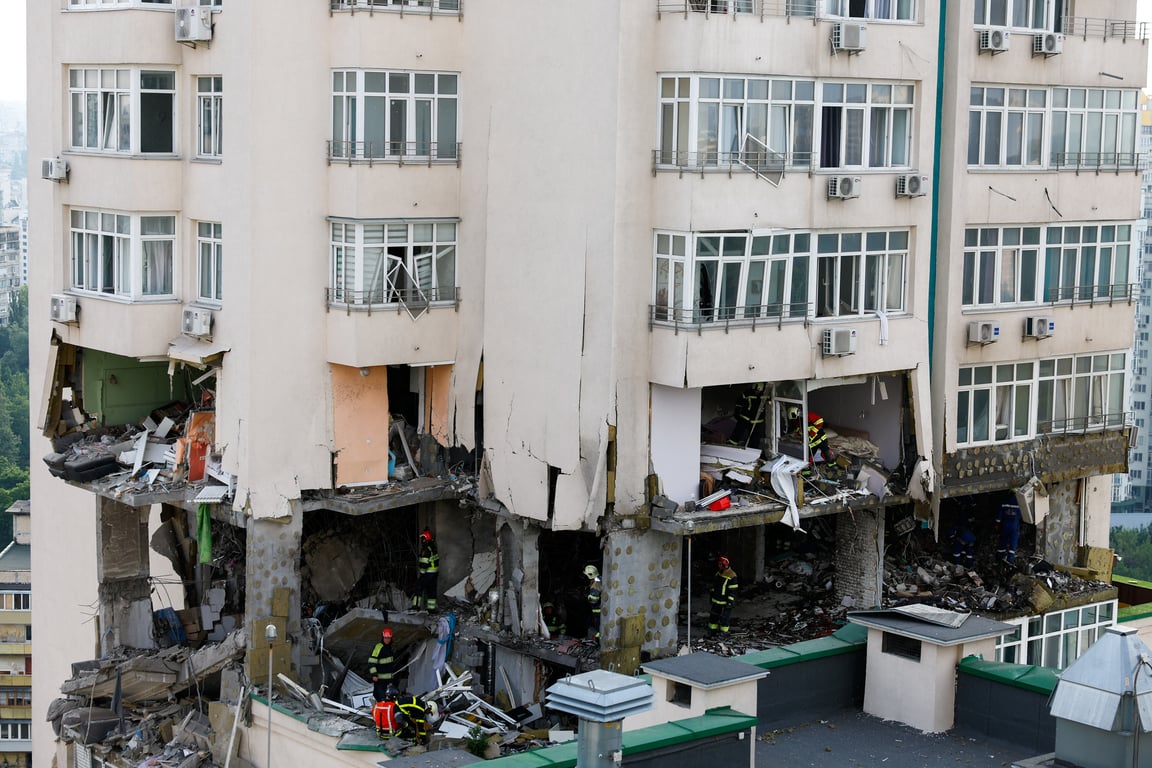 Наслідки ракетної атаки на Київ 24 червня. Фото: REUTERS/Valentyn Ogirenko