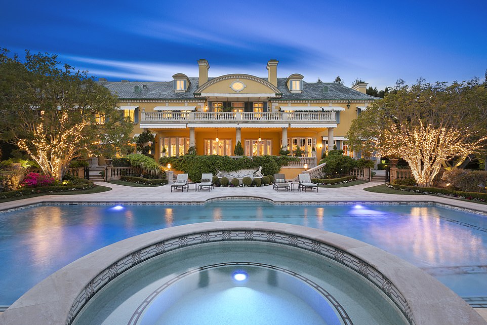 Футбольне поле та фонтан: рок-легенда Род Стюарт продає свій маєток - фото 1