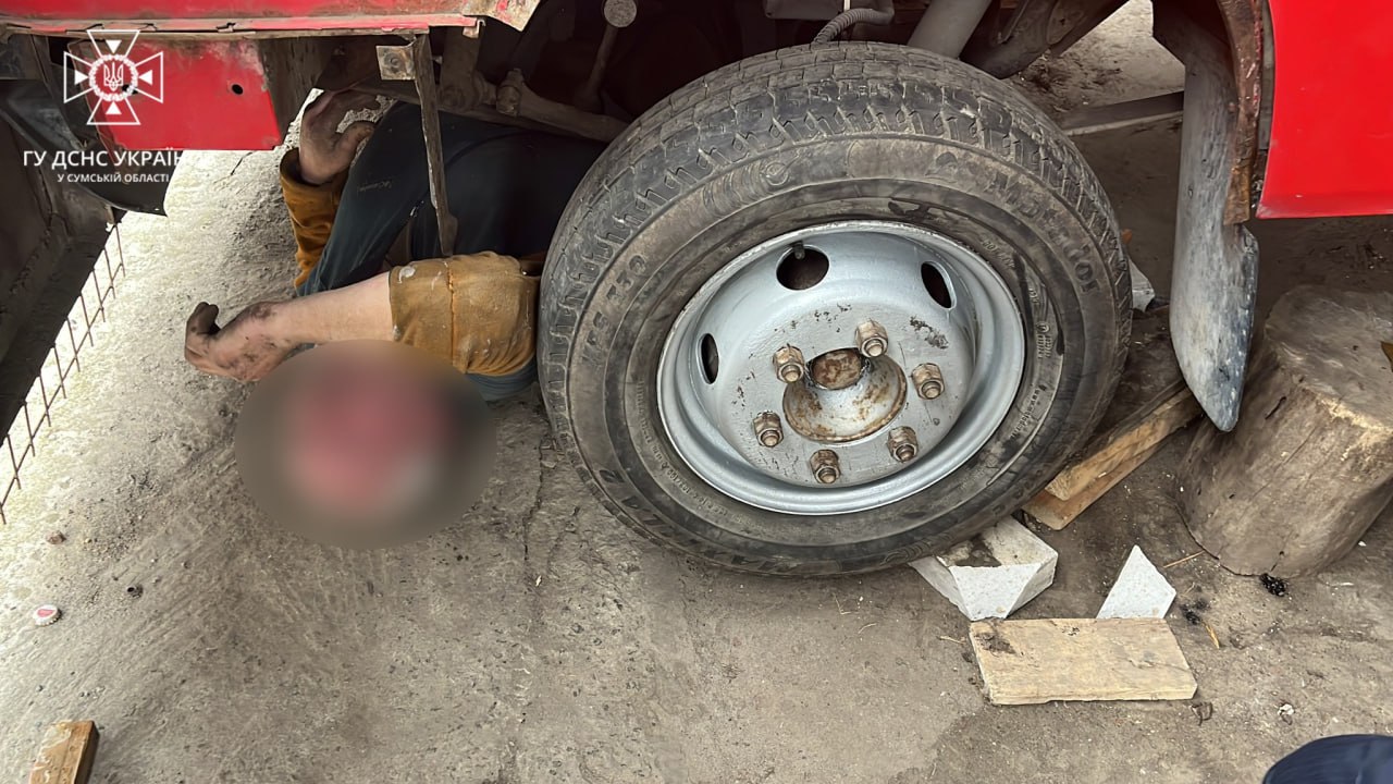 Автомобиль придавил мужчину