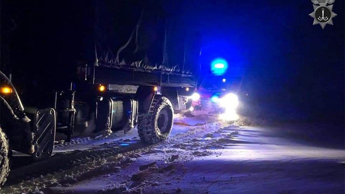 Военные помогали доставать машины из снежных пробок на Одесчине. Читайте на  UKR.NET