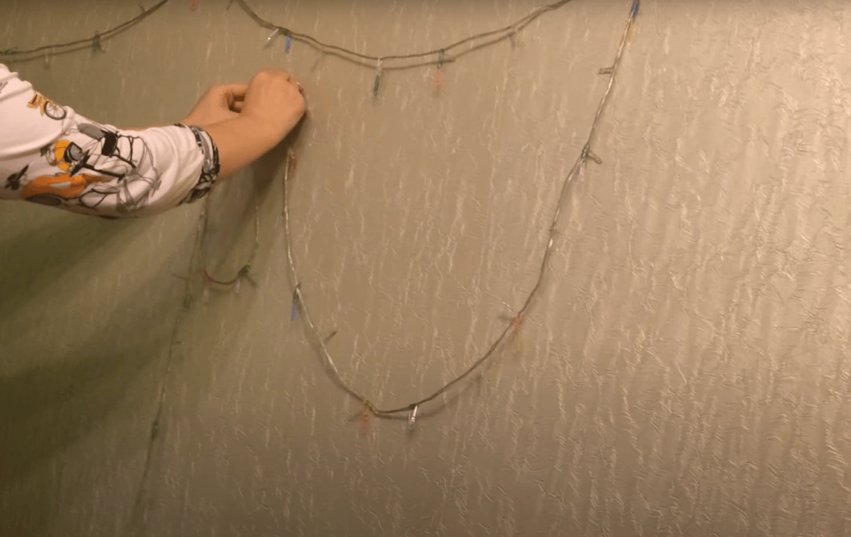 Гирлянда на стене