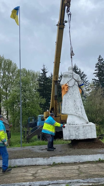 Знесли пам’ятник радянському солдату, що входив до меморіального комплексу радянських воїнів. Фото: ЛОВА