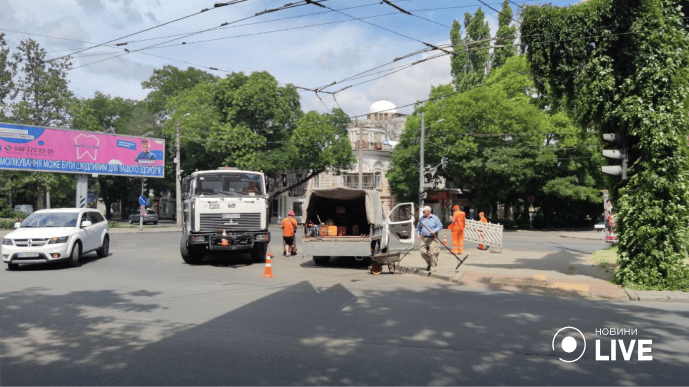Комунальники працюють на дорогах Одеси. 
