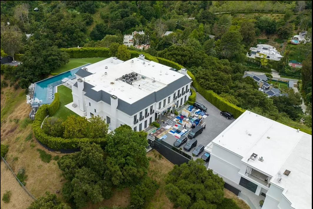 25 ванных и парковка на 80 авто: Аффлек и Лопес приобрели семейное гнездышко - фото 3