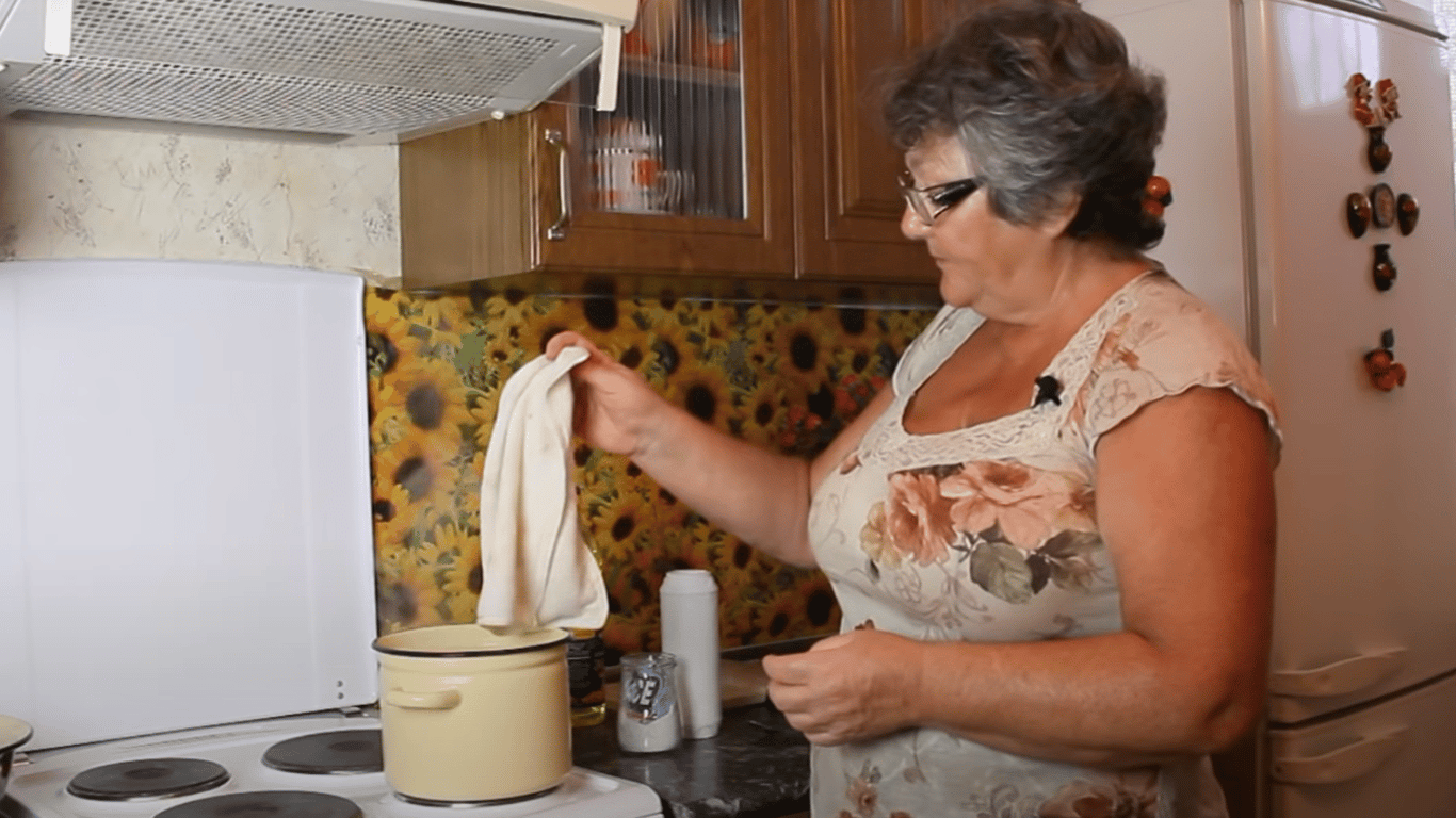 Как удалить жирные пятна с кухонных полотенец – два простых способа