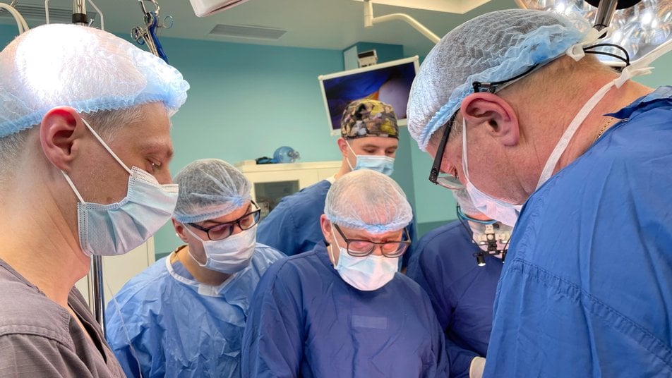 Команда медиків лікарні Святого Миколая оперує 9-річного Артема. Фото: Перше ТМО Львова