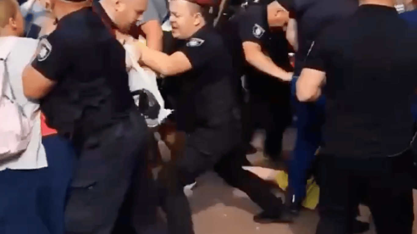 Возле Лавры сильные стычки между верующими и полицией: видео