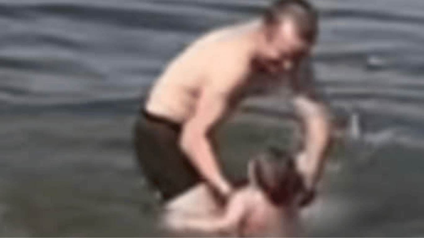 Отец с сыном купаются в море. Фото: скриншот