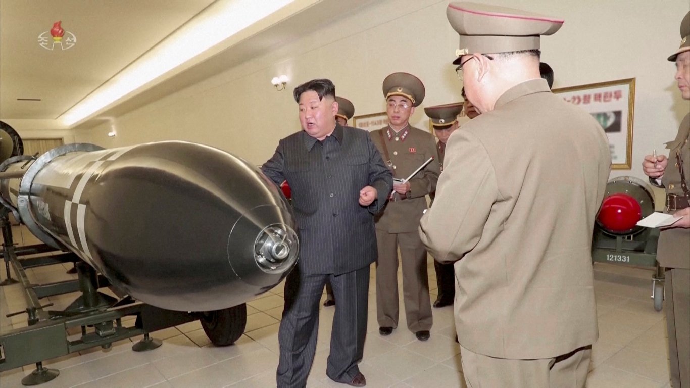 Кім Чен Ин вперше показав свою ядерну зброю: що це означає для світу - 290x166