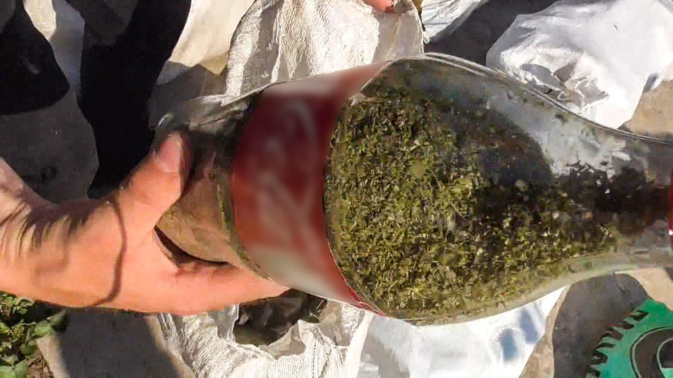 Зловмисник зберігав наркотики в пляшках. Фото: ГУНП в Одеській області