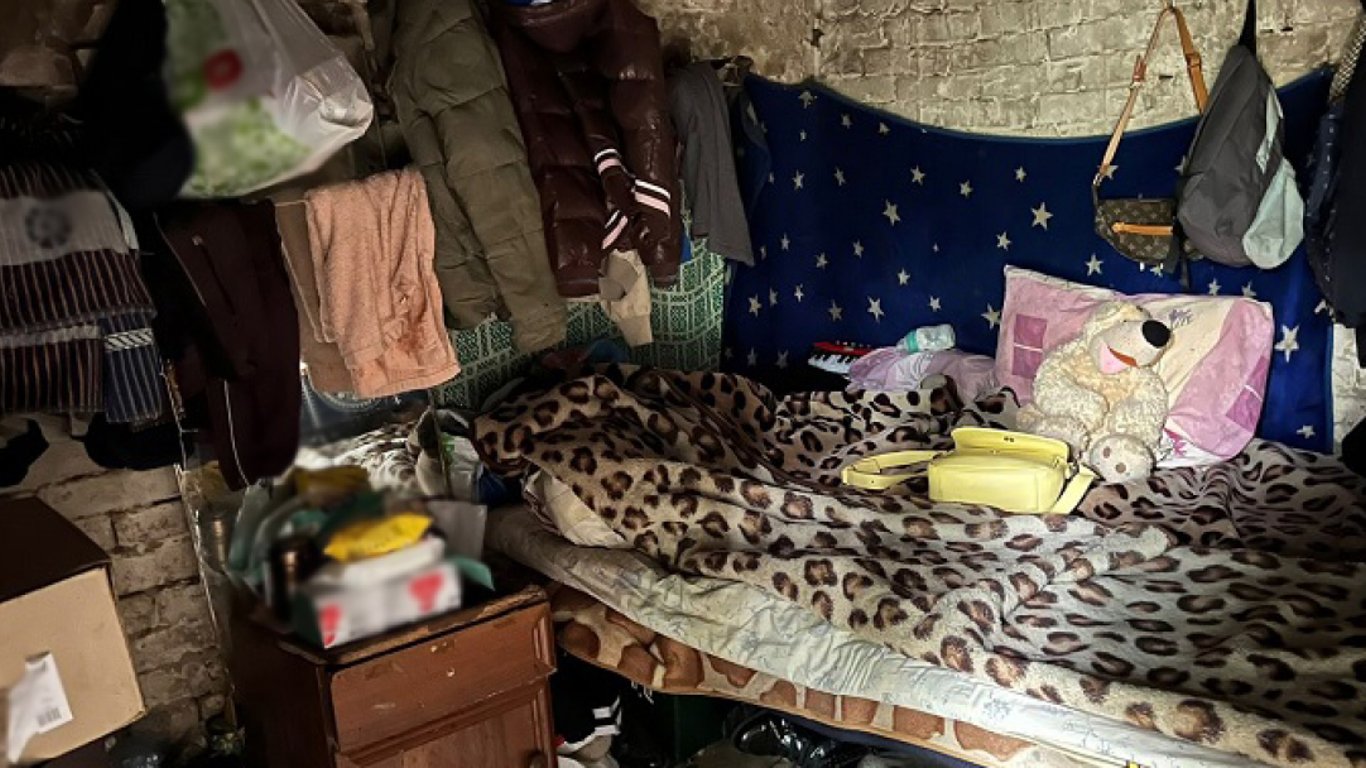 У Києві матір з немовлям жила в закинутій недобудові: жахаючі фото