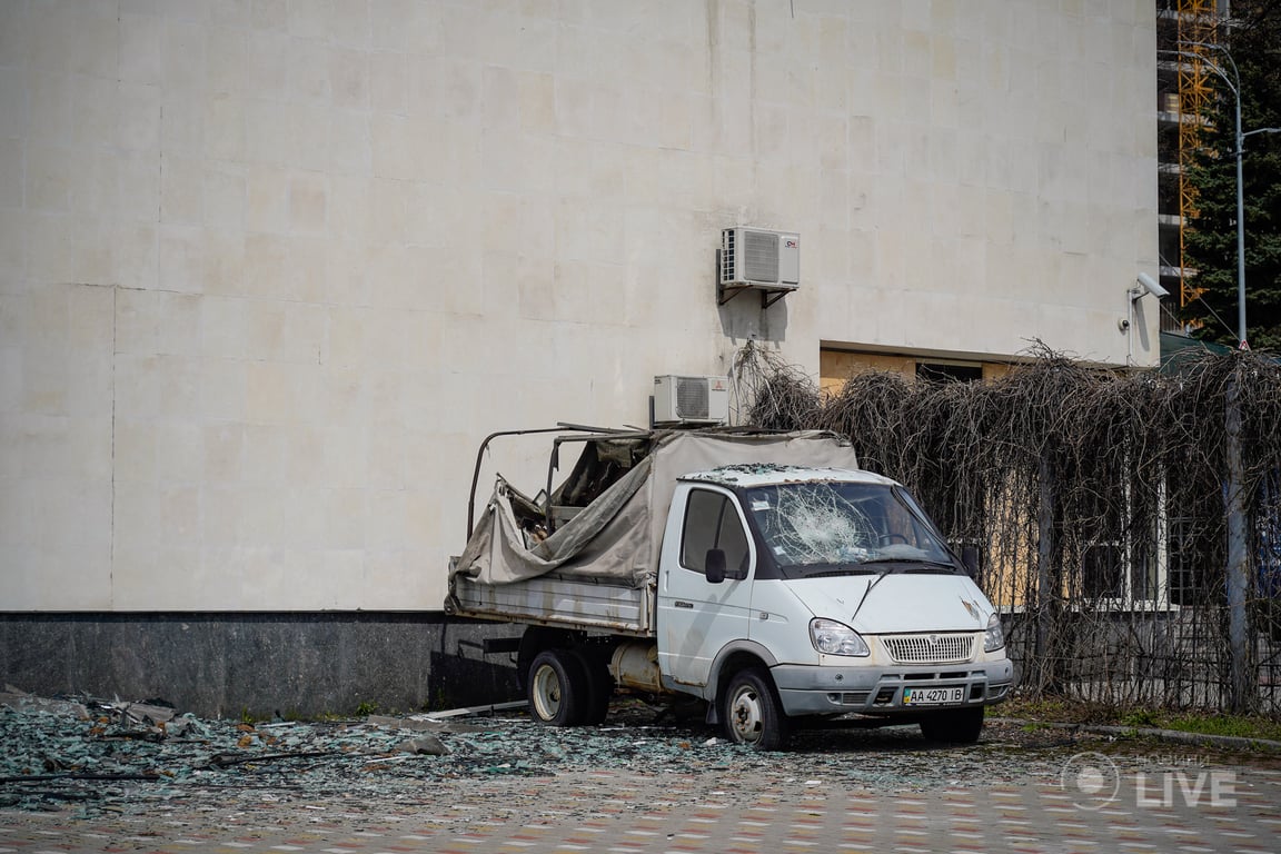 Разбитый автомобиль возле дворца "Украина" - последствия ракетного удара