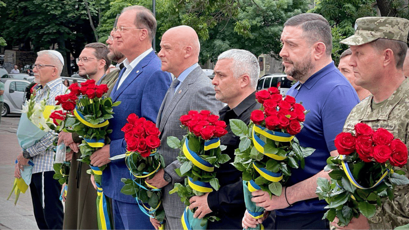 Представники міської та обласної влади покладають квіти в парку Шевченка. Фото: Одеська міська рада