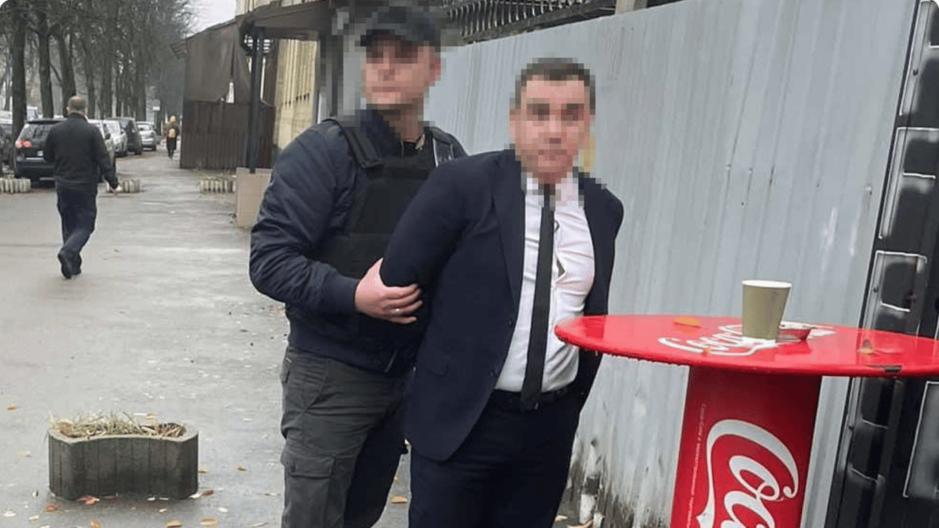 На хабарі 2 тис. доларів спіймали посадовця Державної митної служби, — ЗМІ