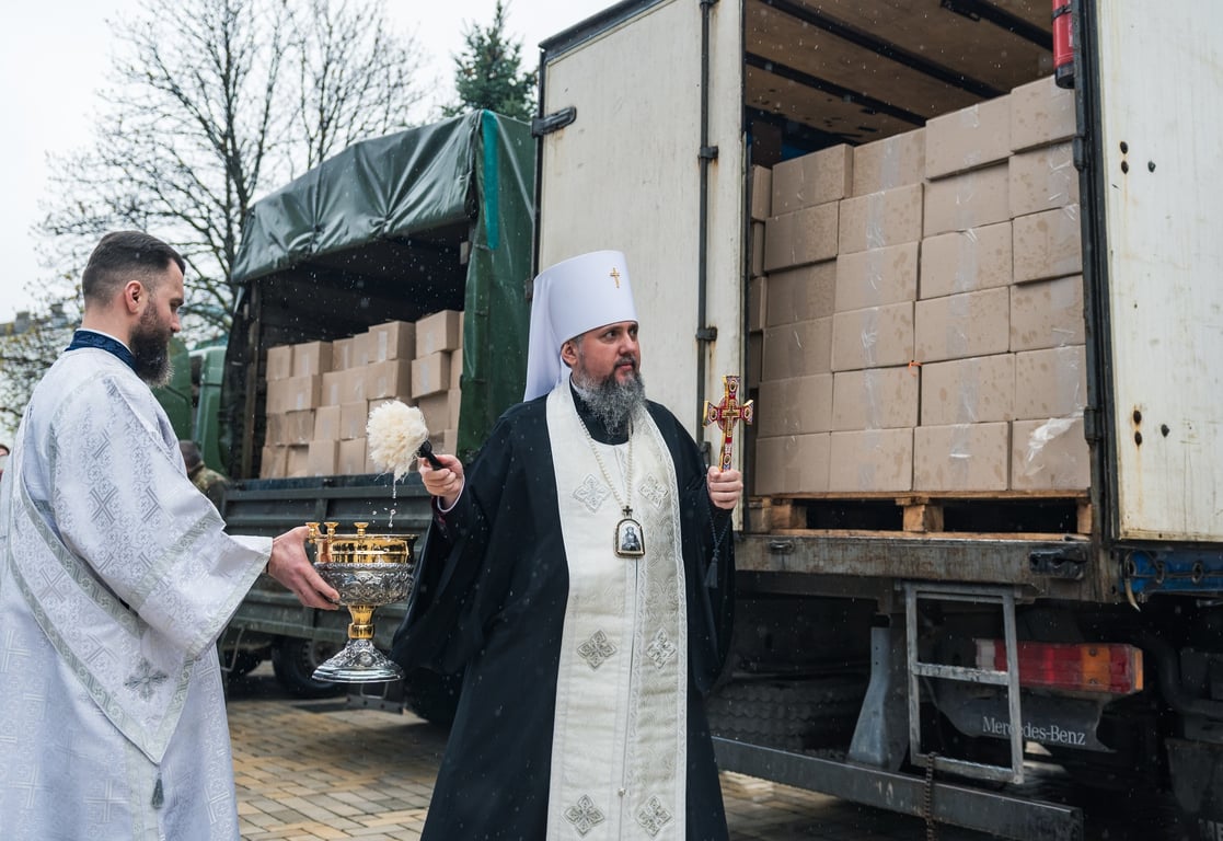 Митрополит Епифаний освятил пасхальные пасхи для военных